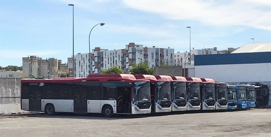 Los nuevos autobuses en las cocheras municipales