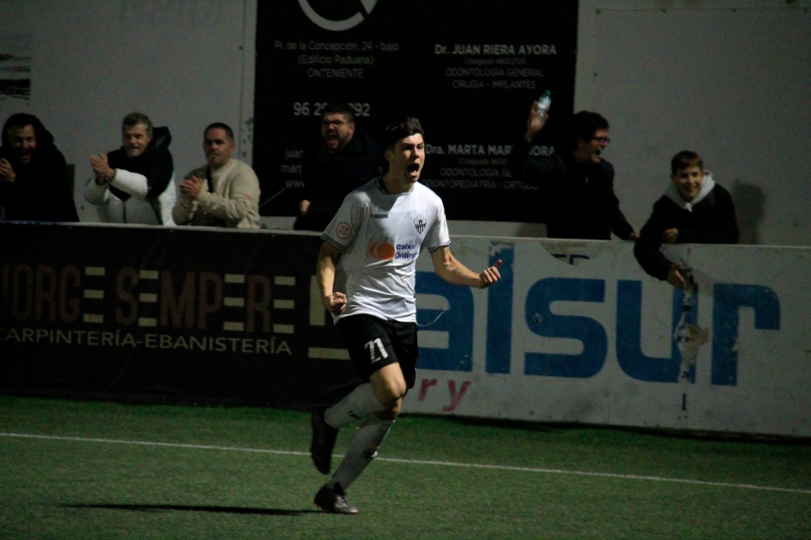 Pau Sanchis celebra el gol del empate ante La Nucía