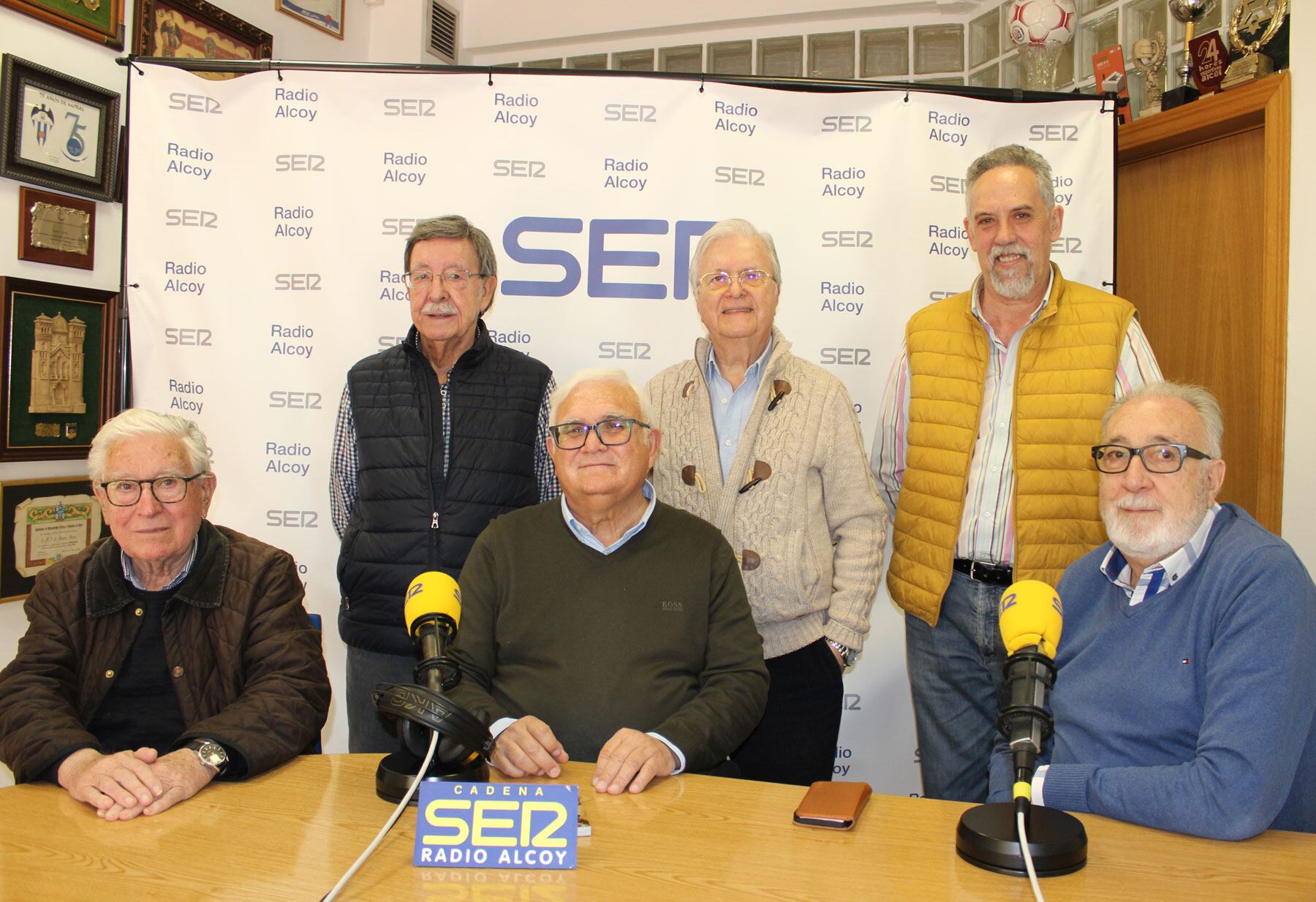 Antonio Castelló, Juan Jordá y Jeremías Gisbert, sentados, y Hilario Pascual, Paco Aznar y Jorge Guarinos, de pie, en el estudio central de Radio Alcoy
