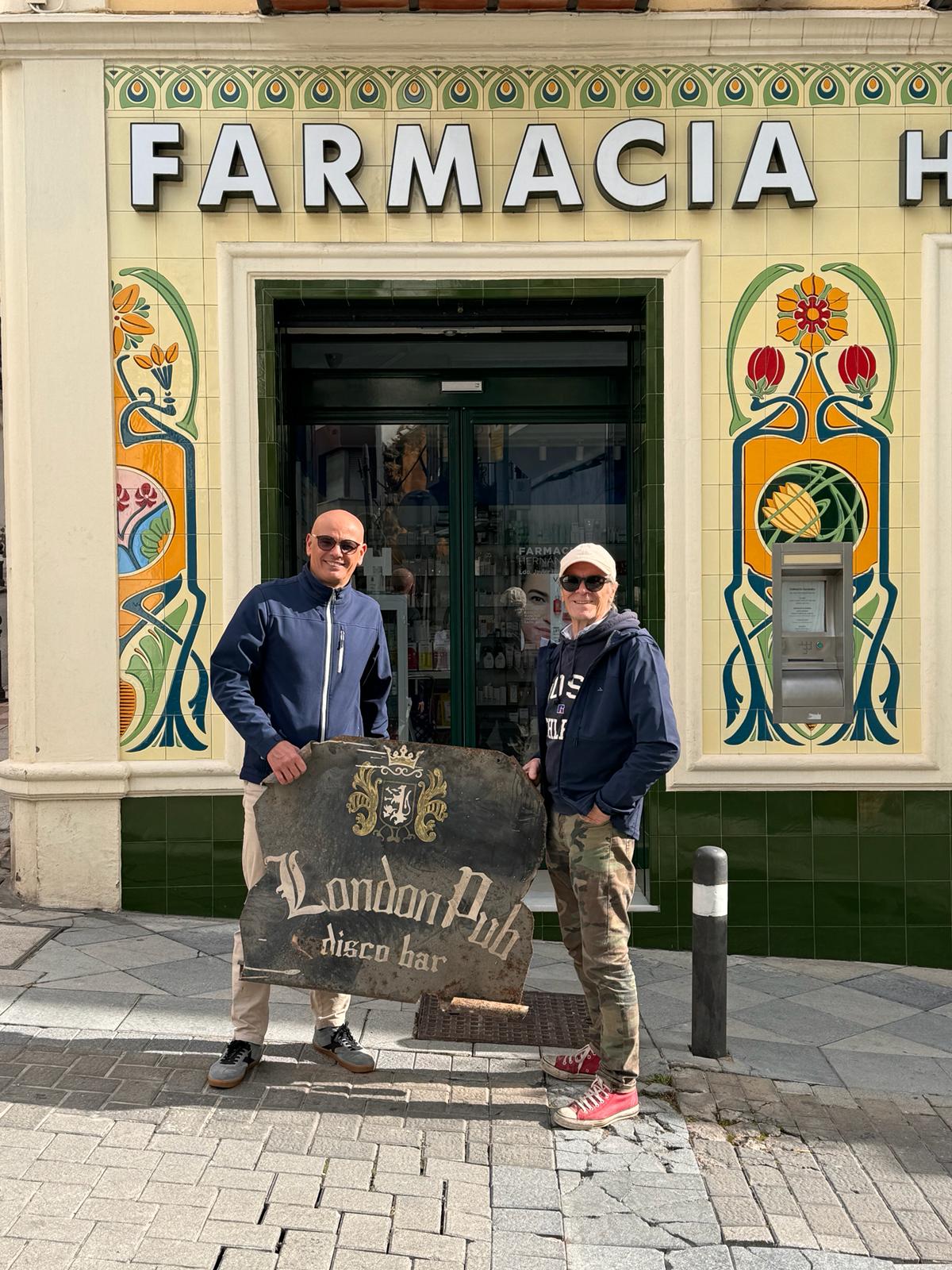 Javier Hernández Sansalvador y Mariano Grau posan con el cartel del mítico London Pub de 1973