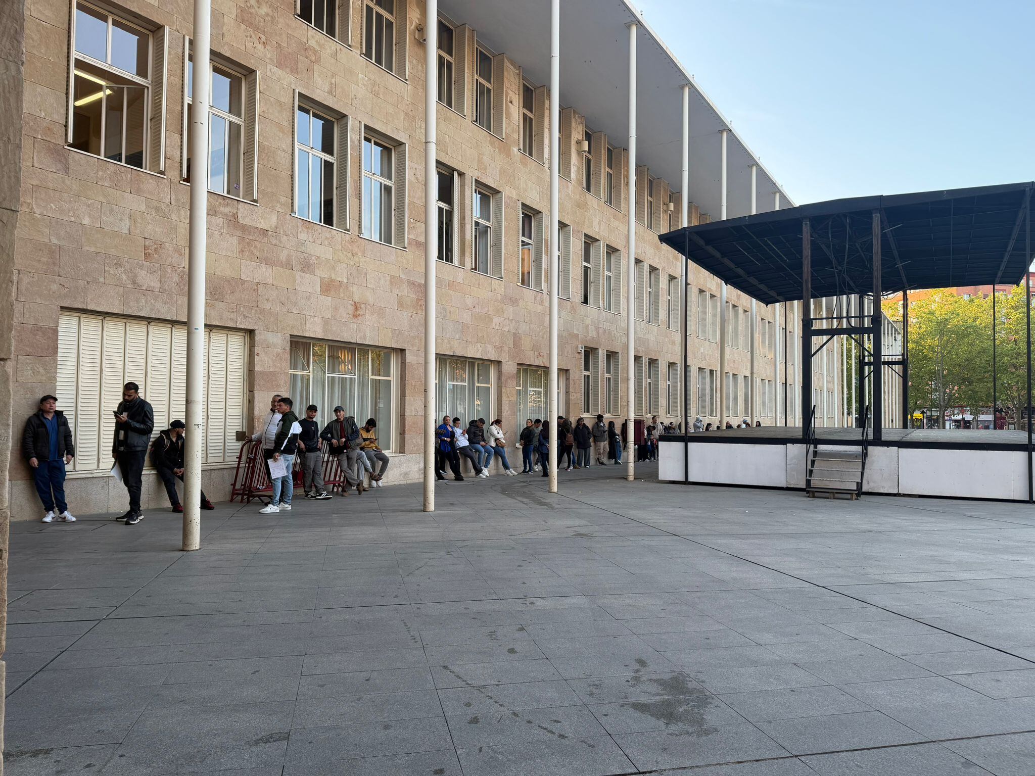 Filas en el Ayuntamiento de Logroño por el proceso de regularización de personas inmigrantes