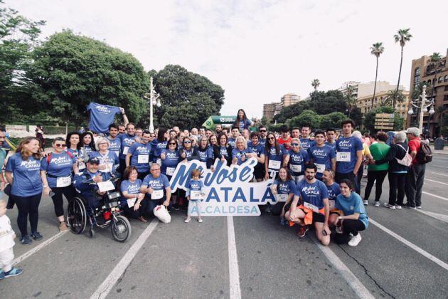 La candidata a la alcaldía de Valencia, María José Catalá con parte de su equipo