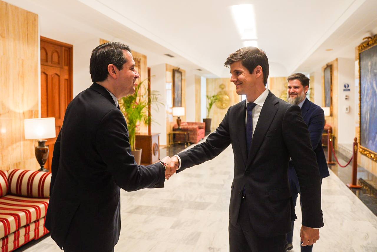 El alcalde de Córdoba, José María Bellido, saluda a Alejandro Page, vicepresidente de Santa Bárbara Sistemas