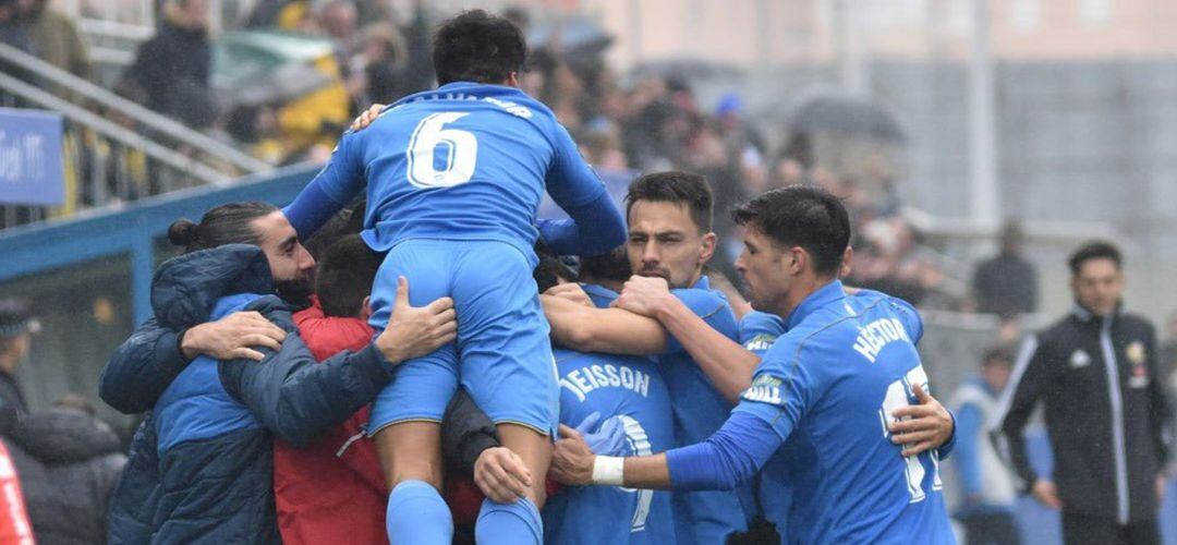 Los jugadores fuenlabreños celebran su gol con el banquillo