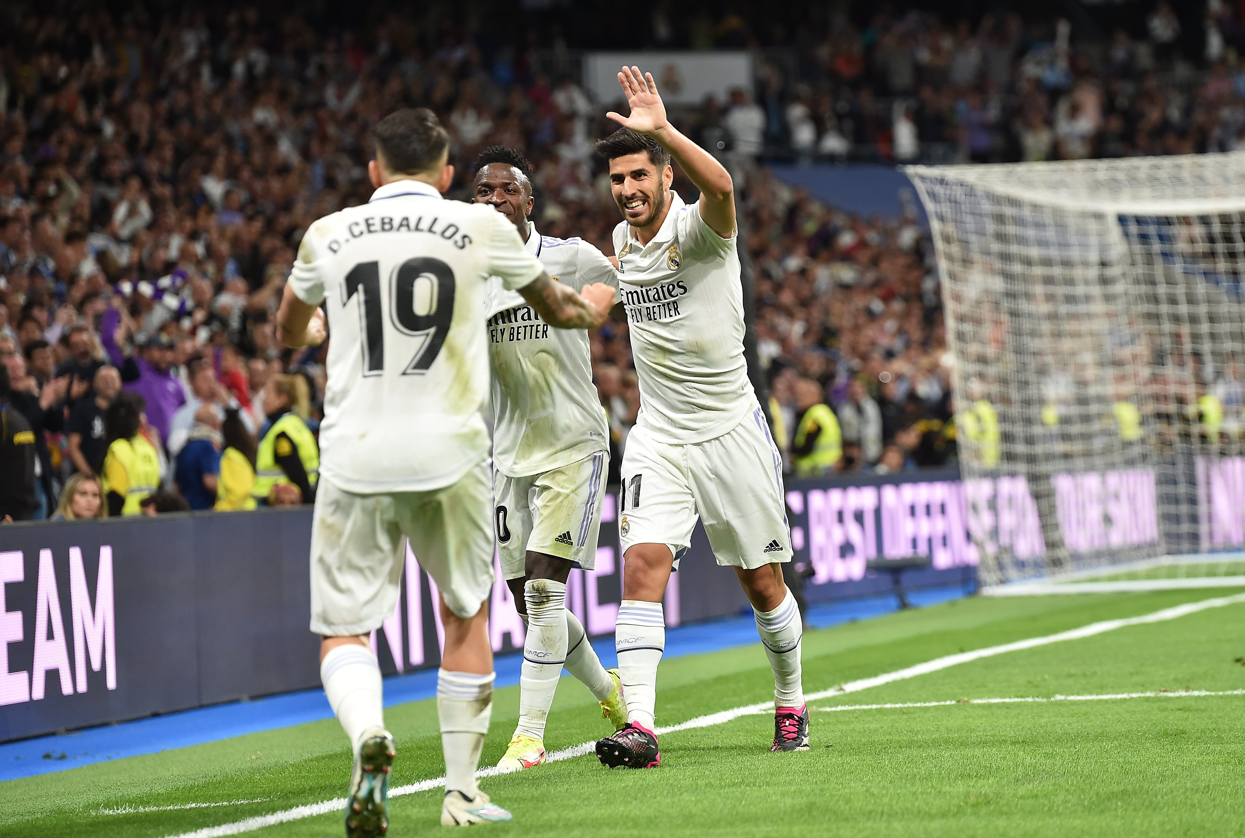 Ceballos, Vinicius y Asensio celebran el primer tanto madridista.