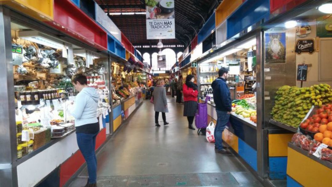 Clientes en el Mercado de Atarazanas.