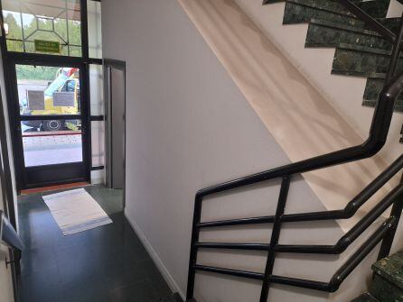 Hueco de la escalera cubierro del Centro de Salud Sur que alberga la zona de descanso que han utilizado durante 16 años los técnicos de Emergencias Sanitarias