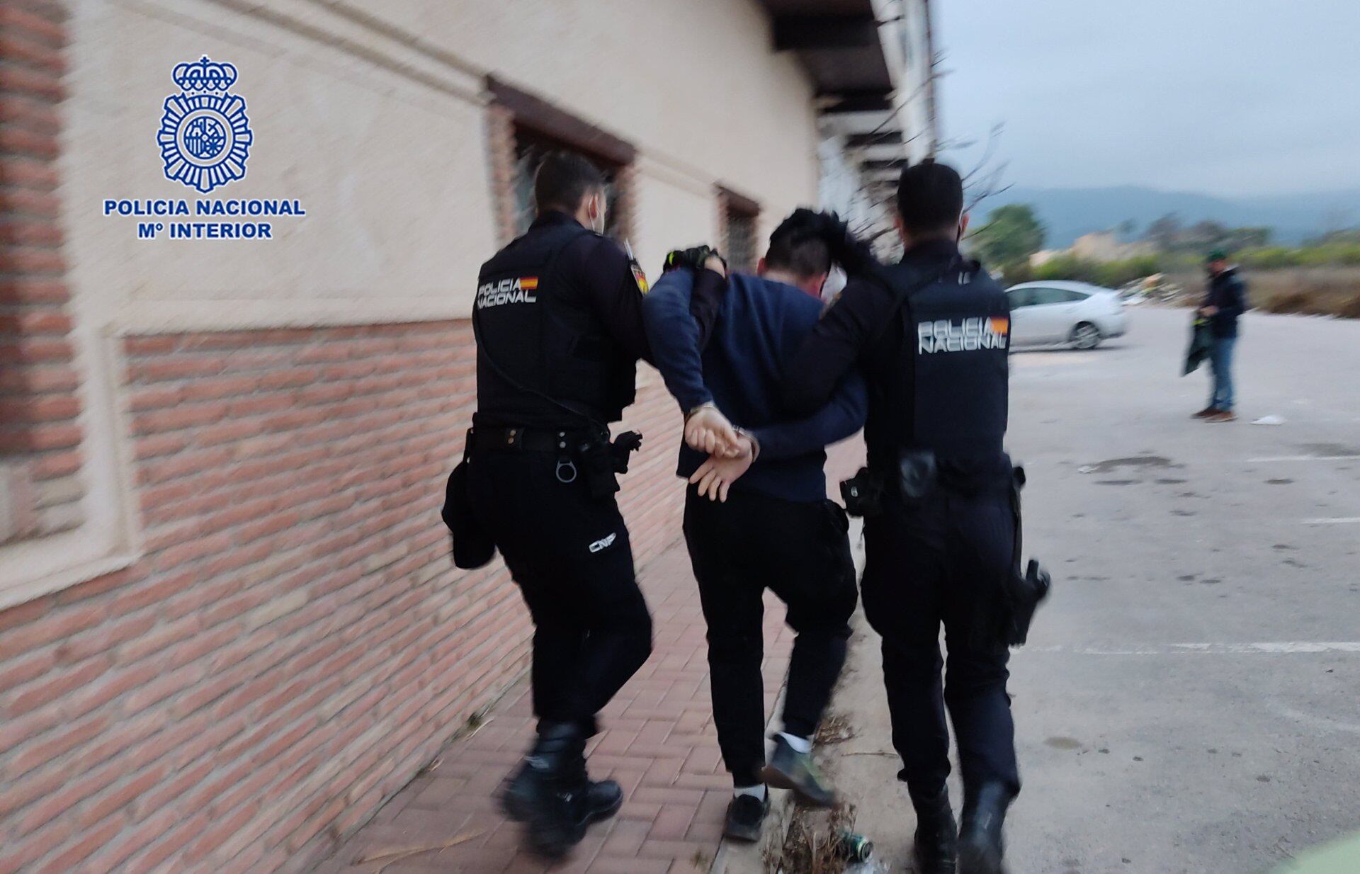 Dos agentes detienen a uno de los presuntos implicados