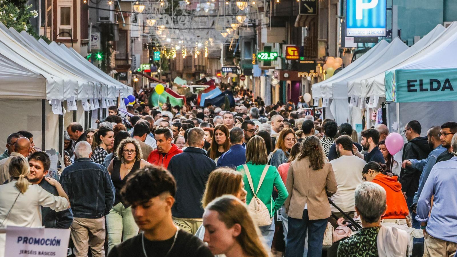 Miles de personas acudieron a esta segunda edición de "Elda Shopping Night"