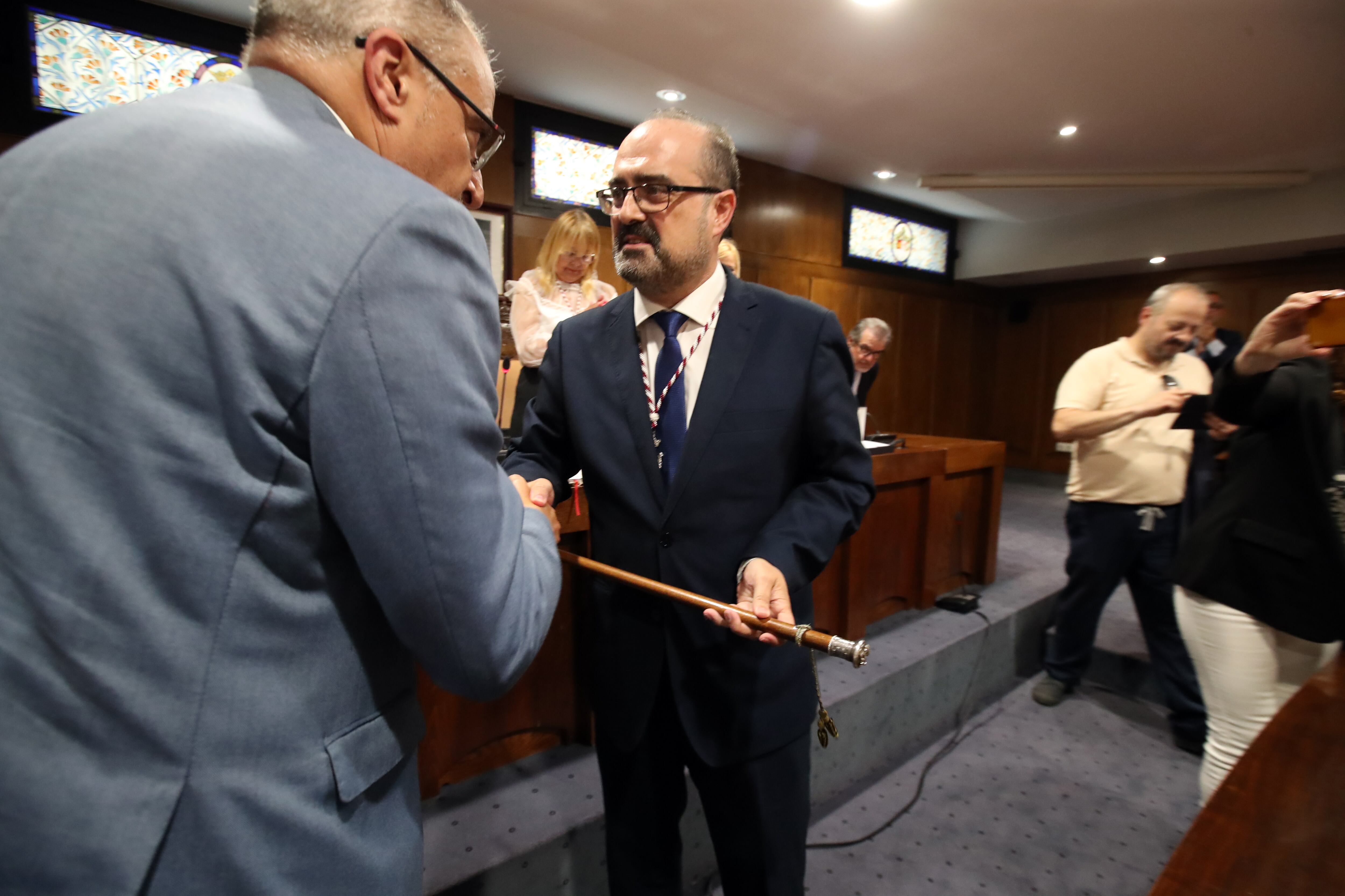 PONFERRADA (LEÓN), 17/06/2023.- Pleno de toma de posesión de Marco Morala como nuevo alcalde de Ponferrada, tras el pacto con Coalición por el Bierzo y Vox, acompañado por la presisdenta del PP Ester Muñoz y el consejero Juan Carlos Quiñones. En la imagen Morala (d) con el alcalde saliente Olegario Ramón. EFE/ Ana F Barredo