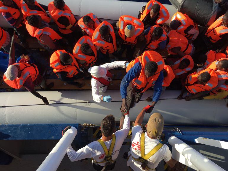 El buque &#039;Dignity I&#039; rescate a cientos de migrantes en el Mediterráneo