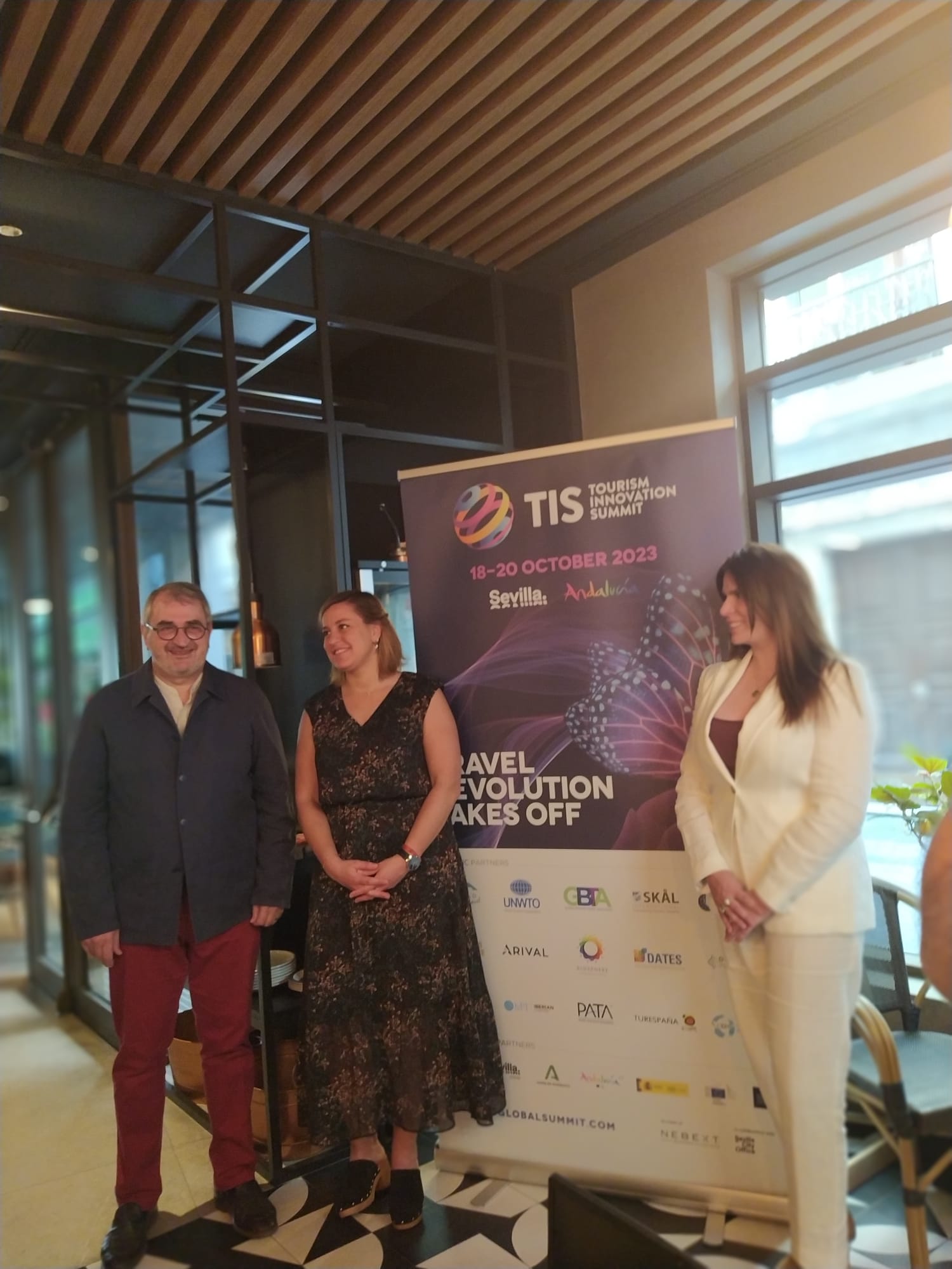 Silvia Avilés, Christian Delom y Laia Serrano en la presentación de la nueva edición de TIS 2023