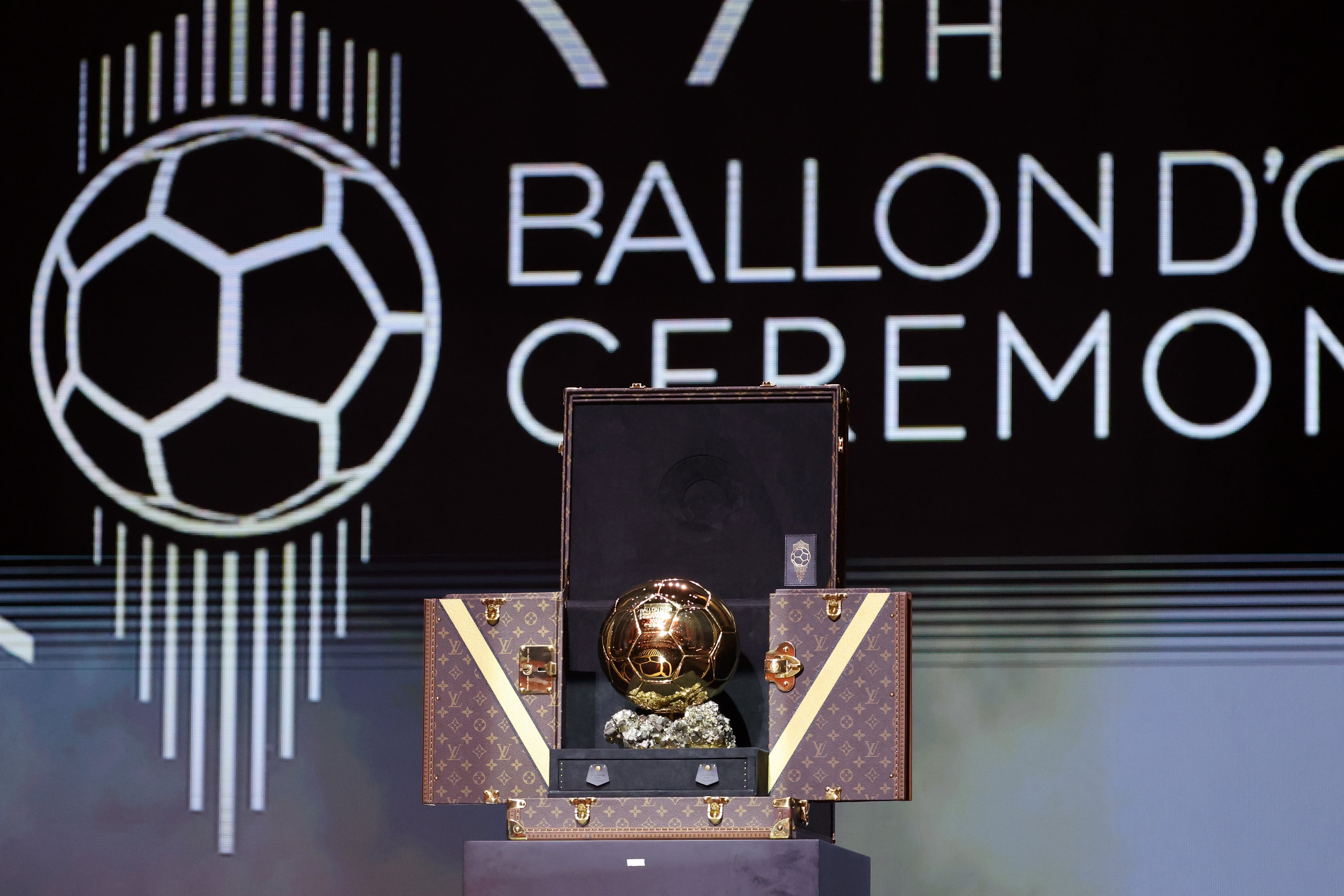 Trofeo Balón de Oro antes de la ceremonia de entrega