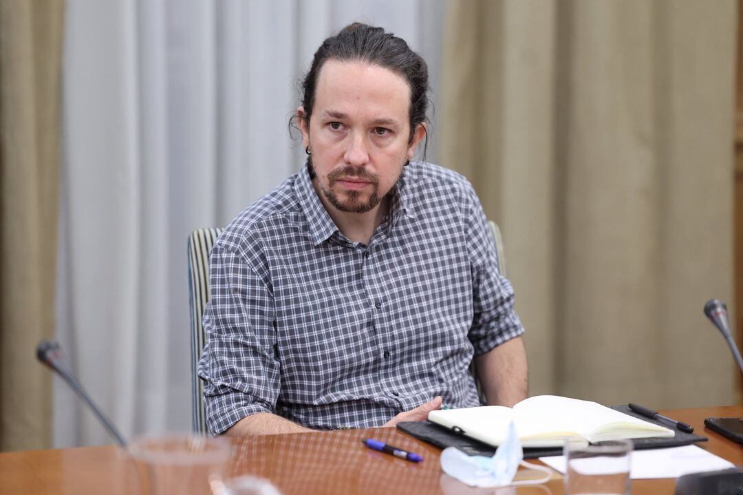 El vicepresidente segundo del Gobierno y ministro de Derechos Sociales y Agenda 2030, Pablo Iglesias, durante su reunión con el sindicato de inquilinos en la sede del Ministerio.