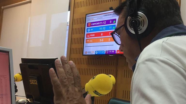 Bernardo Gurzmán, director de contenidos de Cadena SER Comunitat Valenciana, en directo durante el programa especial de Elecciones Generales