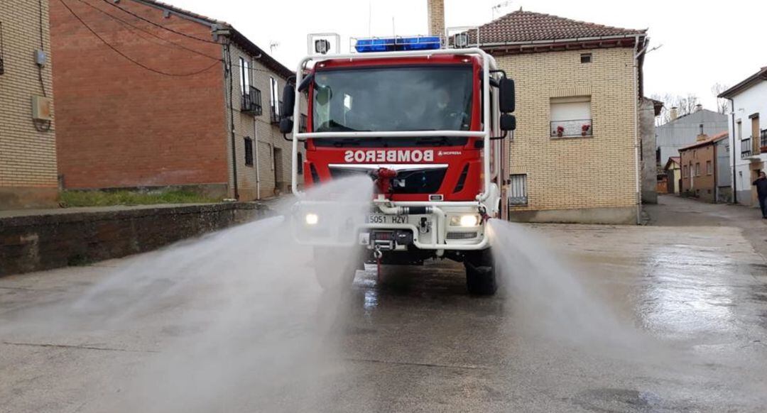 Bomberos de la Diputación desinfectando calles.