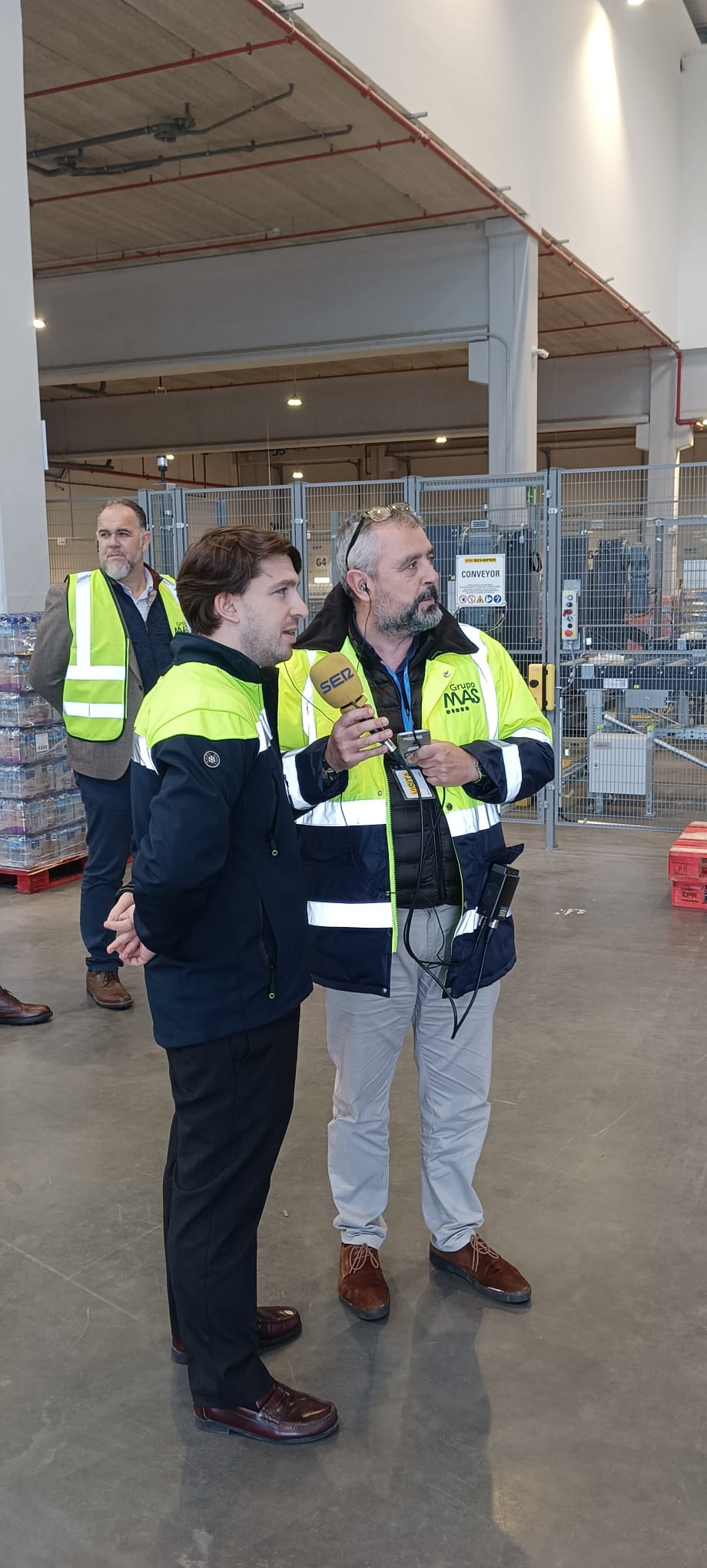 Paco García conversando con Juan Roca en Hoy por Hoy Sevilla