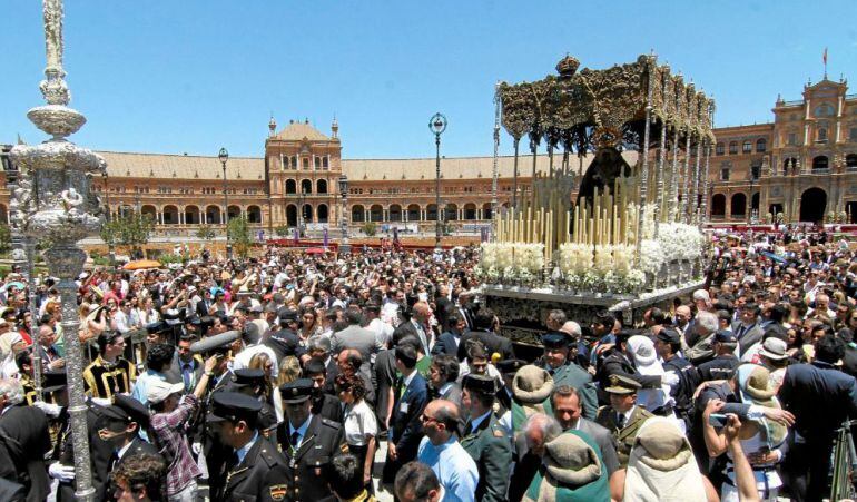 La Macarena, en su paso de palio, cruza la Plaza de España el 31 de mayo de 2014 durante el cincuentenario de su coronación canónica