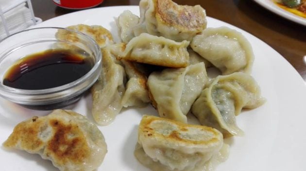 Gyozas o empanadillas japonesas al vapor rellenas de cerdo y cebollino