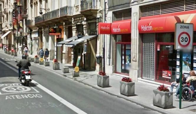 Imagen de la calle La Paz antes de que el Ayuntamiento retirara la señalización de "zona 30"