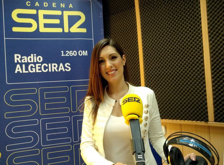 Mari Carmen Molina en los estudios de Radio Algeciras presentando su disco &quot;Momentos de Mujer&quot;.