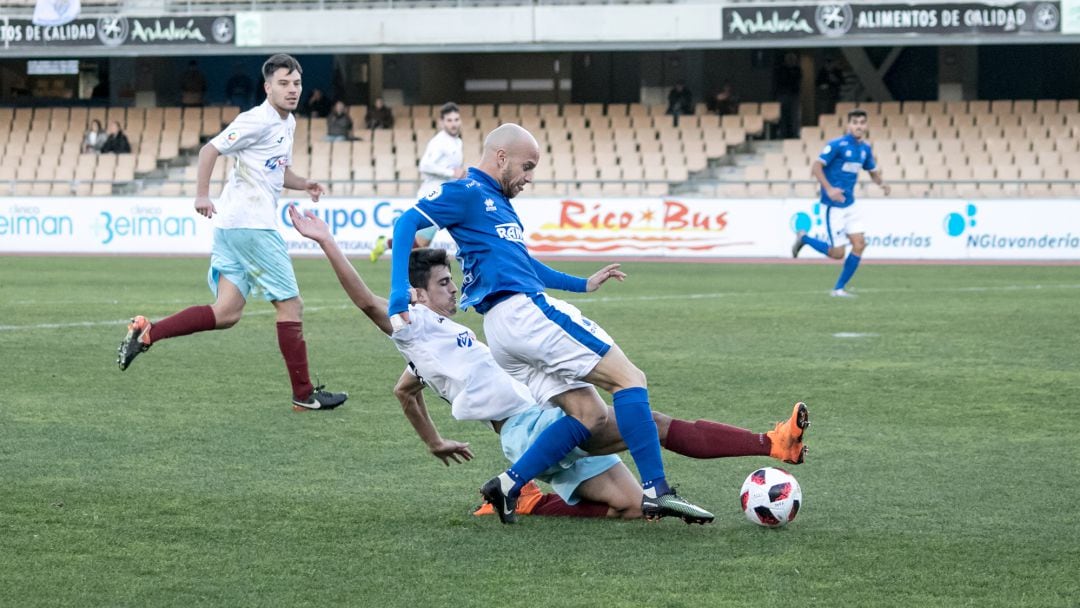 Javi Casares en pugna por un balón con un futbolista del Arcos 