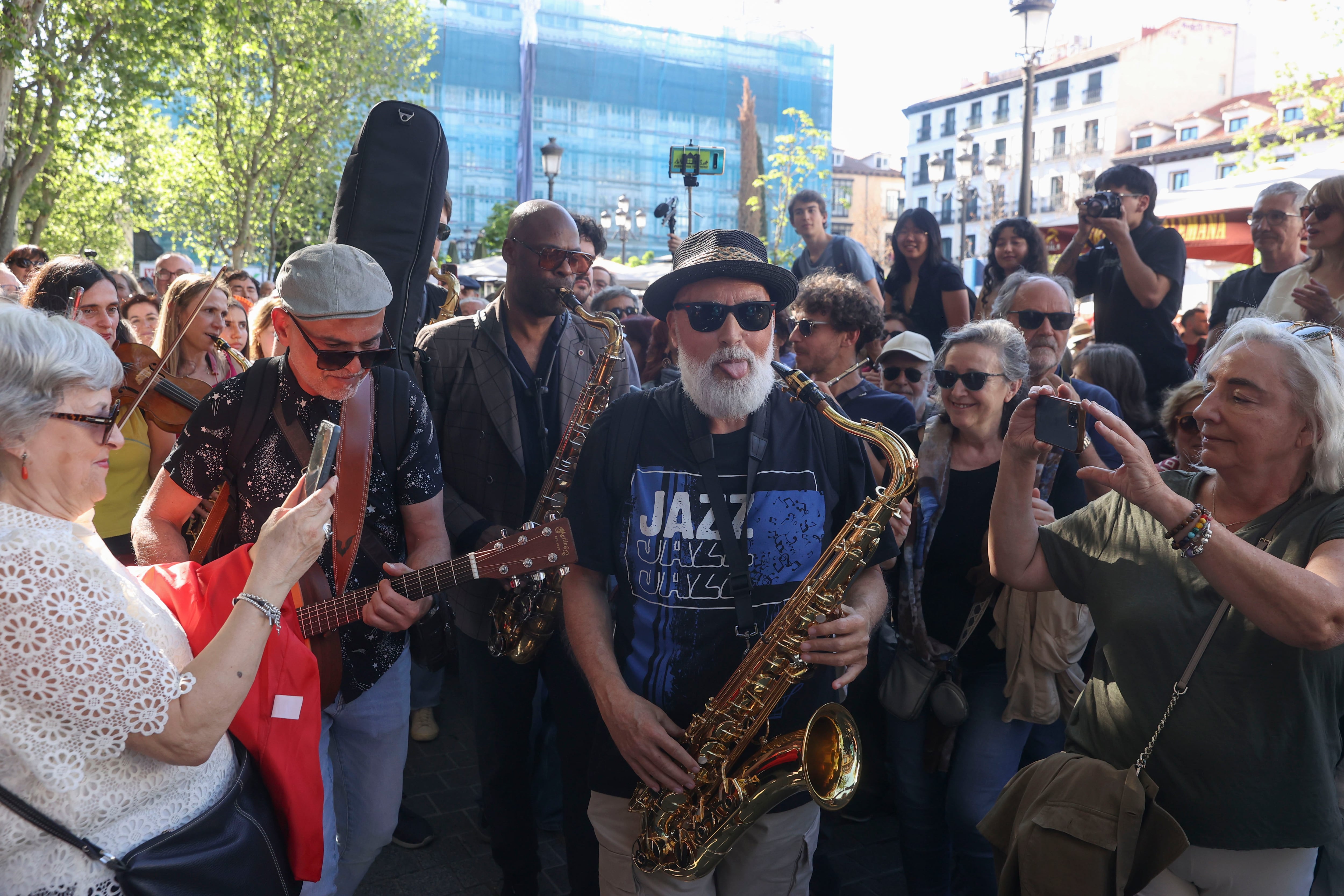 Actuación musical en las inmediaciones del Café Central.