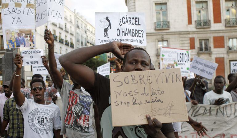 GRA285.- MADRID, 13/08/15.- Ciudadanos senegales se han manifestado hoy en Madrid en protesta por la muerte de su compatriota Mor Sylla en Salou (Tarragona), el pasado martes. España, con un censo de 250.000, es el tercer país de acogida de emigrantes senegaleses enEuropa, tras Francia e Italia. EFE/Víctor Lerena.