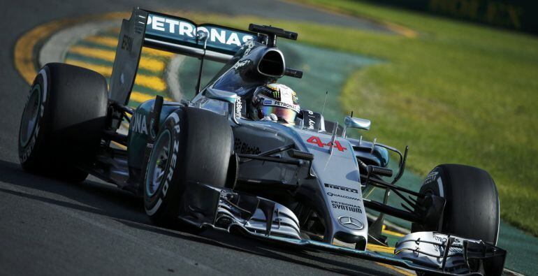 Lewis Hamilton negocia una curva en el trazado de Albert Park