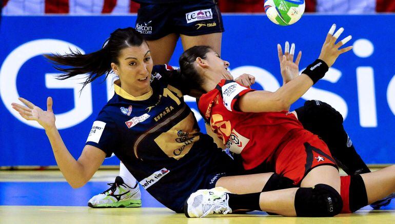 La española Elisabeth Chávez lucha por el balón con la rumana Florina Maria Chintoan