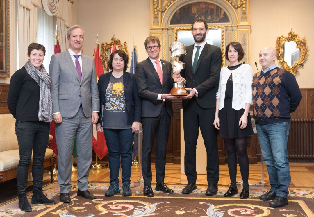 El alcalde de la ciudad y Jorge Garbajosa con la Copa de la Reina.