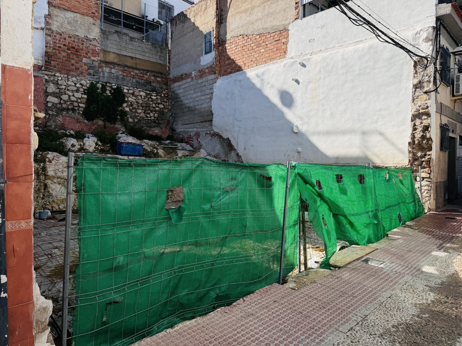 Solar de la calle Hospitalico en Jaén, con las humedades al fondo.