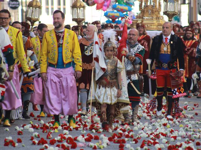 La filà Judíos ha vuelto a tener un Sant Jordiet después de 60 años en Mauro Abellán Bravo