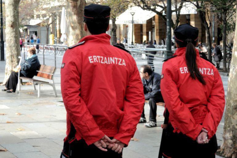 Dos ertzainas patrullan por el Boulevard donostiarra en una imagen de archivo. 