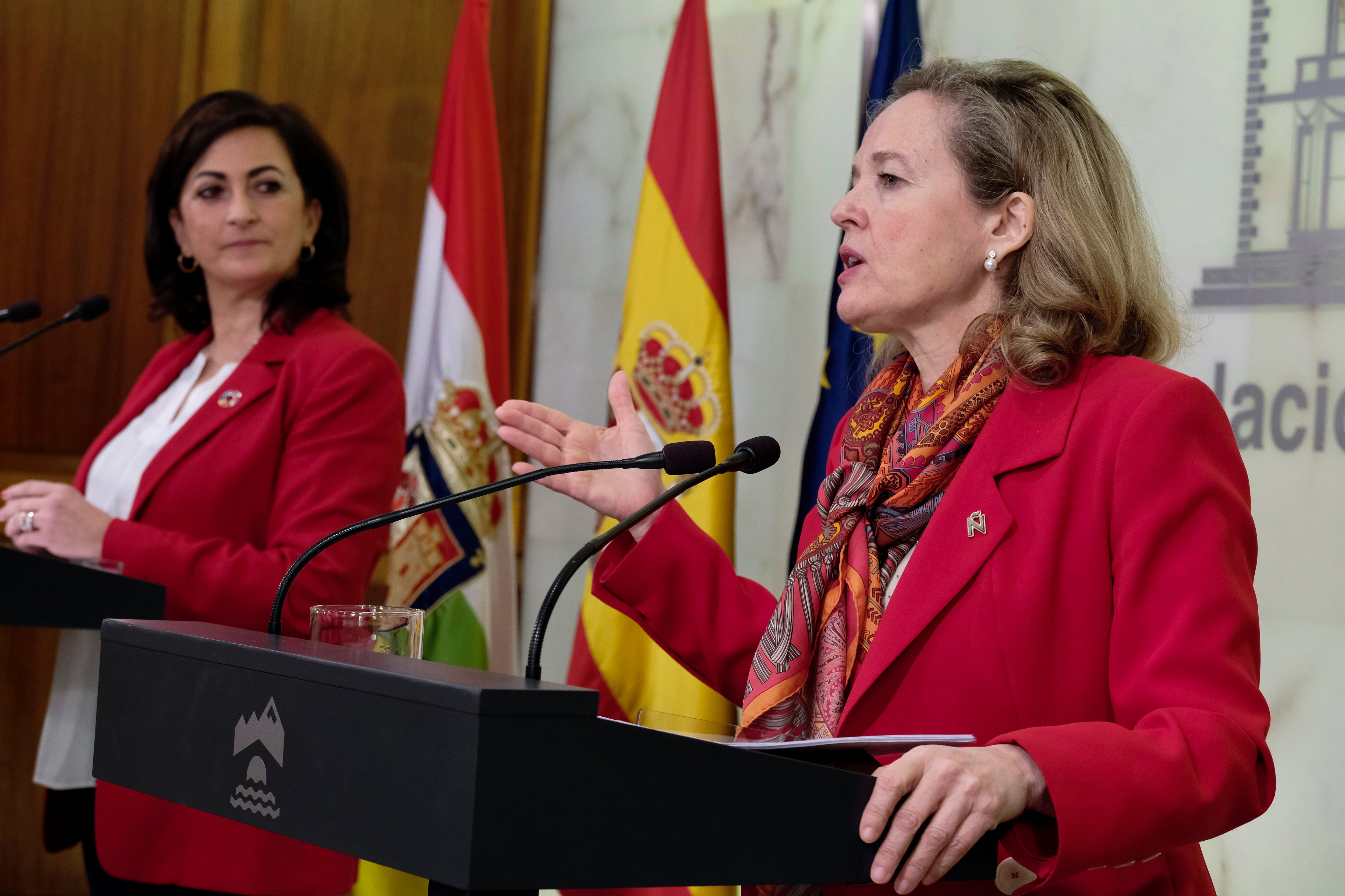 LOGROÑO, 25/03/2023.- La presidenta del Gobierno de La Rioja, Concha Andreu (i), y la vicepresidenta primera y ministra de Asuntos Económicos y Transformación Digital, Nadia Calviño (d), durante la reunión de trabajo que han mantenido este sábado en Logroño en la que han tratado asuntos como la situación económica y el Valle de la Lengua, proyecto vinculado al español como motor de competitividad. EFE/Fernando Díaz
