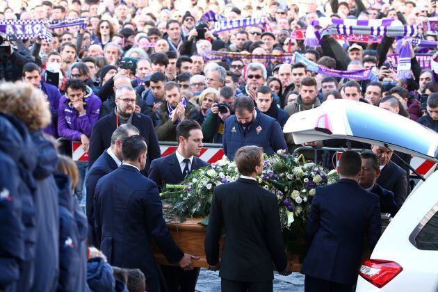 Miles de personas han asistido al funeral del futbolista de la Fiorentina Davide Astori.