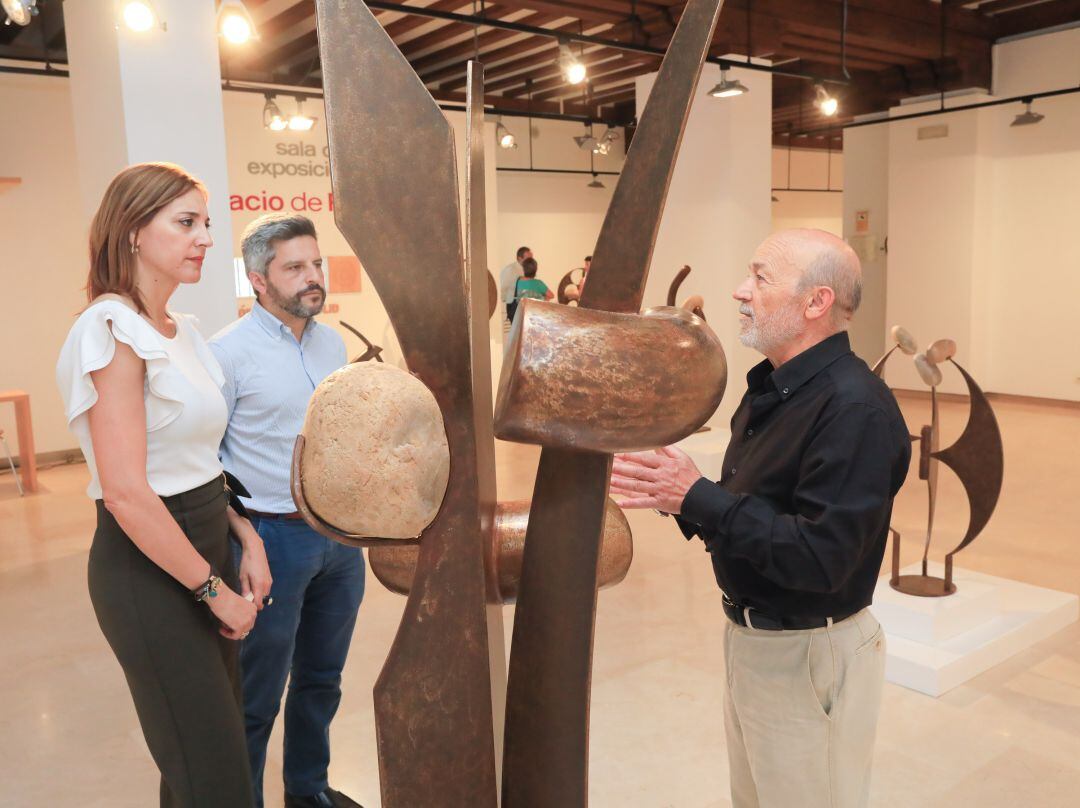 Felipe Rodríguez 'Pipe' explicando su obra en una exposición en Valladolid