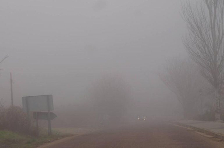 La niebla también condicionó la circulación en parroquias rurales como Leorio. En la imagen, un vehículo circula por la carretera que une Mareo y Granda.