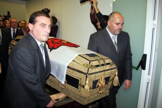 Entrada del fèretre a l&#039;àrea de l&#039;Hospital Sant Joan de Reus on tindrà lloc la investigació.