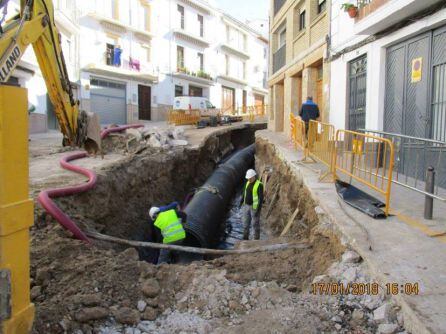 Las enormes tuberias muestran la magnitud de la obra