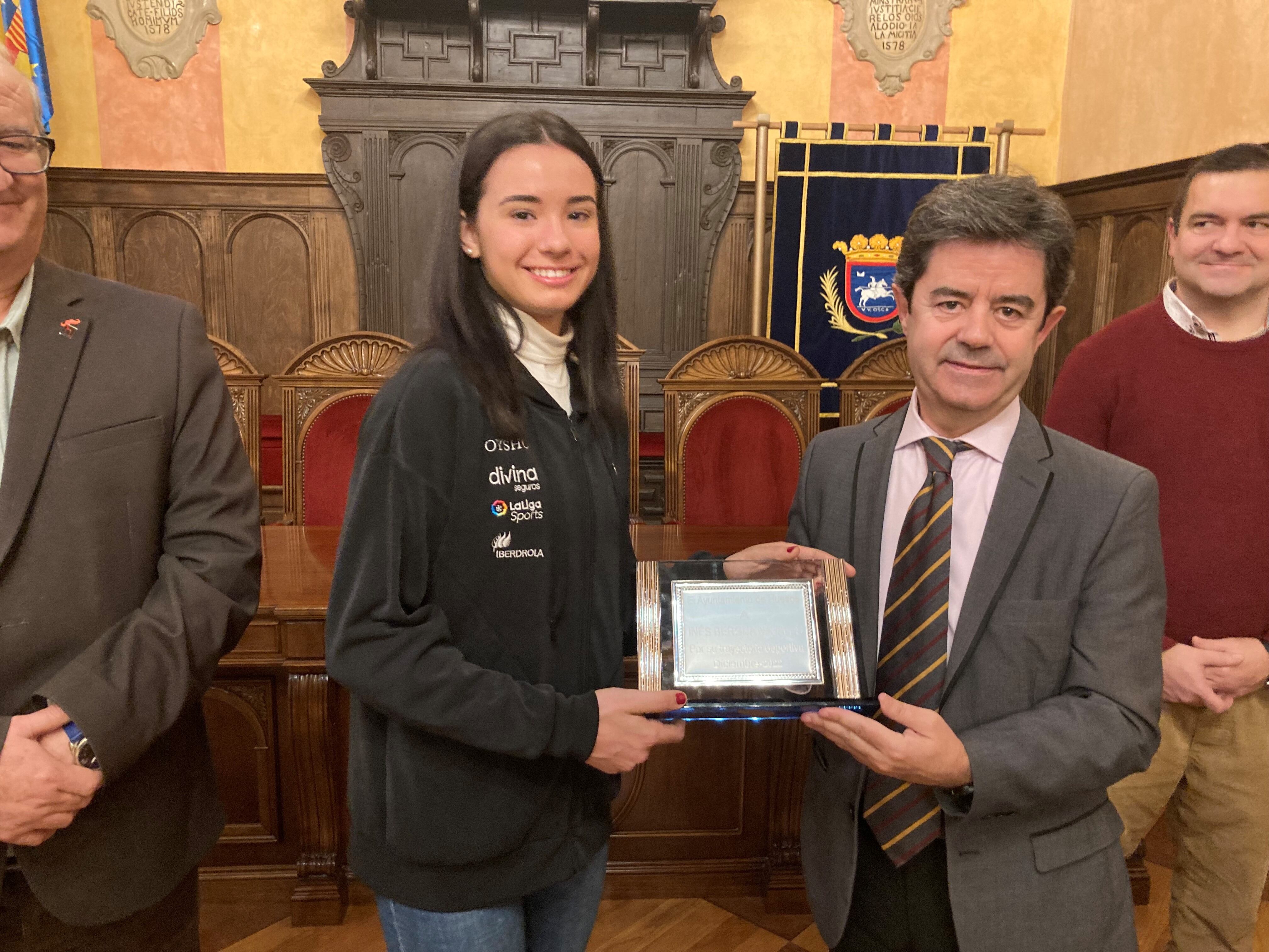 Inés Bergua recibía una placa de manos del alcalde, Luis Felipe