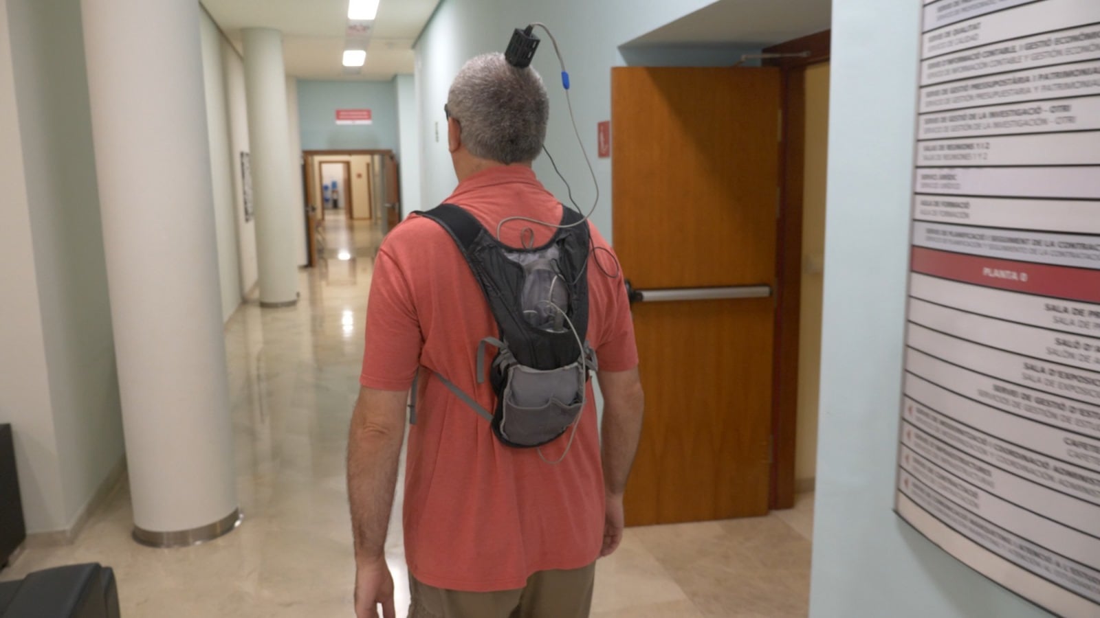 Uno de los voluntarios ciegos al que se ha colocado un implante cerebral que le permite percibir formas y letras. Crédito Universidad Miguel Hernández de Elche