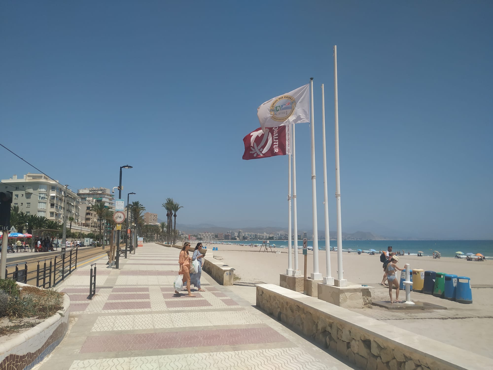 La bandera azul no ondea este viernes en las playas de El Campello