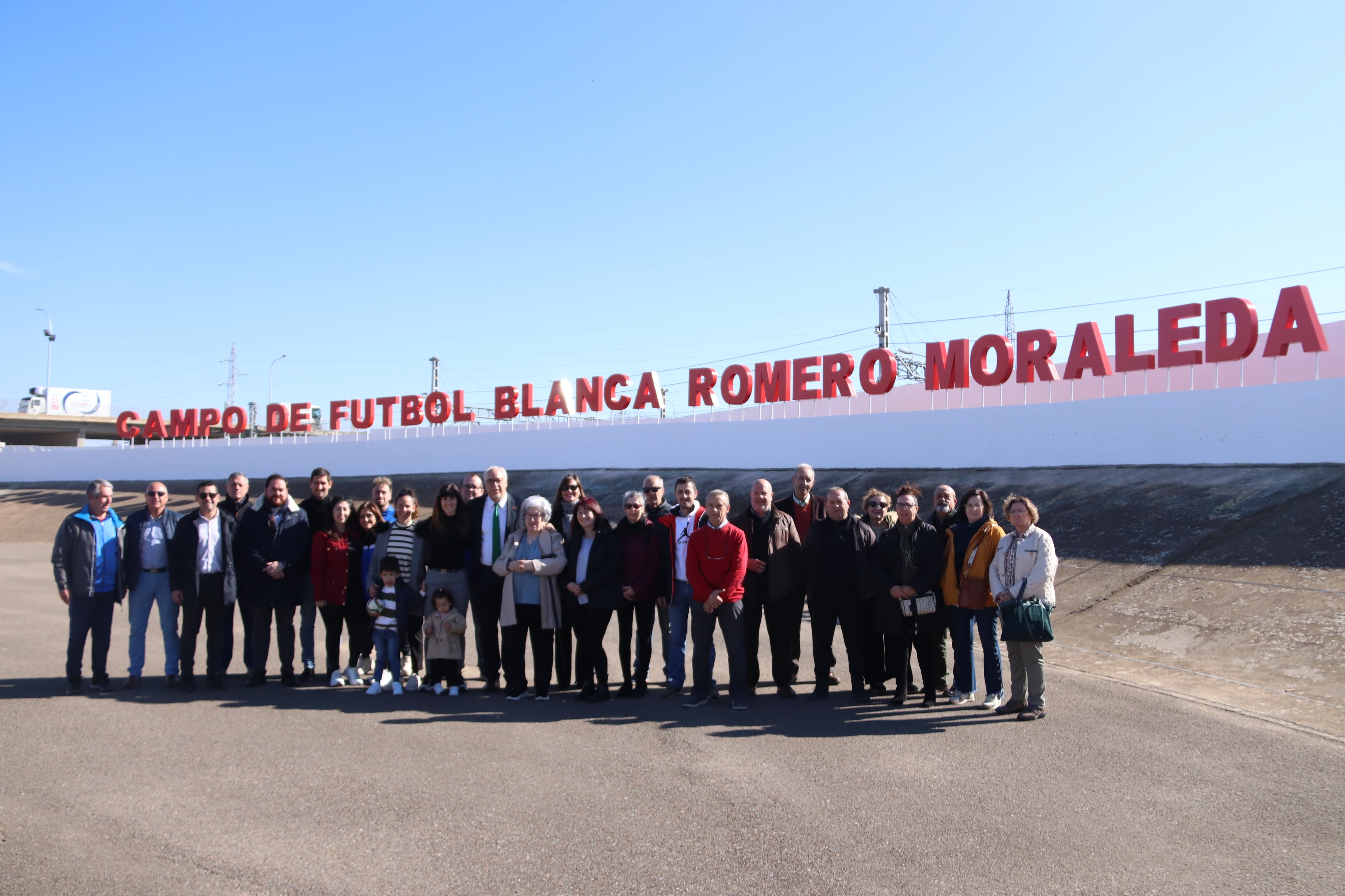 Blanca Romero, junto a su familia y el alcalde de Manzanares