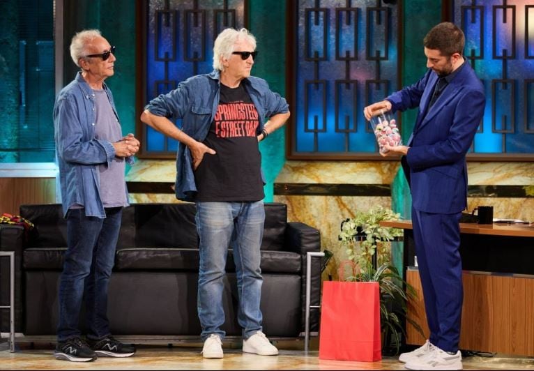 Juan José Millás y Juan Luis Arsuaga junto a David Broncano en &#039;La Revuelta&#039;.