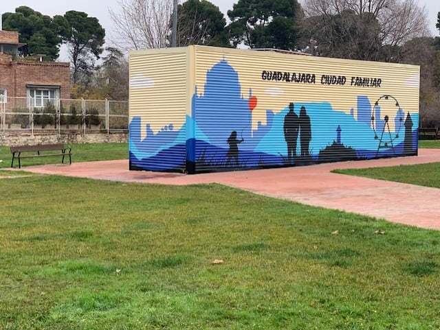 Mural dedicado a la familia en el Parque de Adoratrices