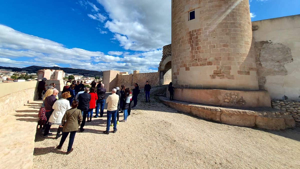 Más de 3.000 personas conocen el castillo de Elda.