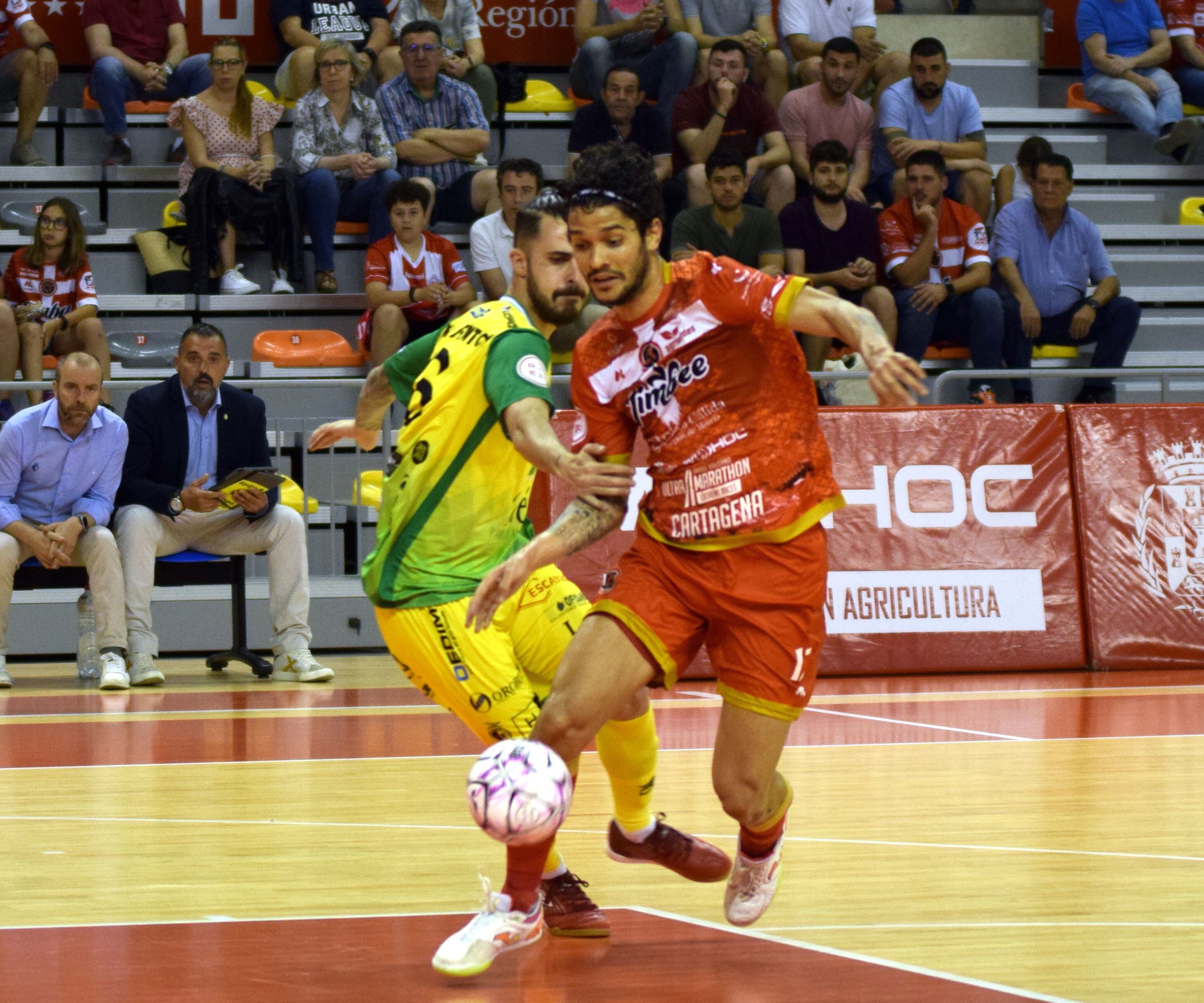 Lucao mueve la pelota ante la mirada de un jugador jienense