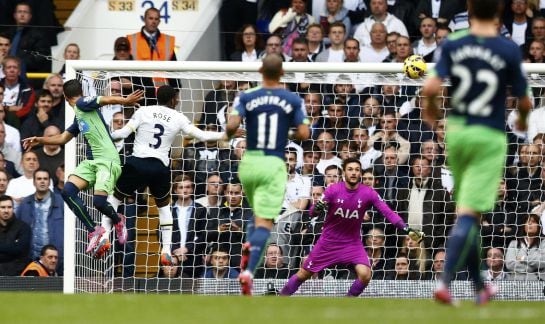 Ayoze Pérez vuela para marcar ante el Tottenham