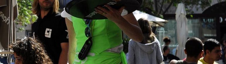 Camarera trabajando en una terraza